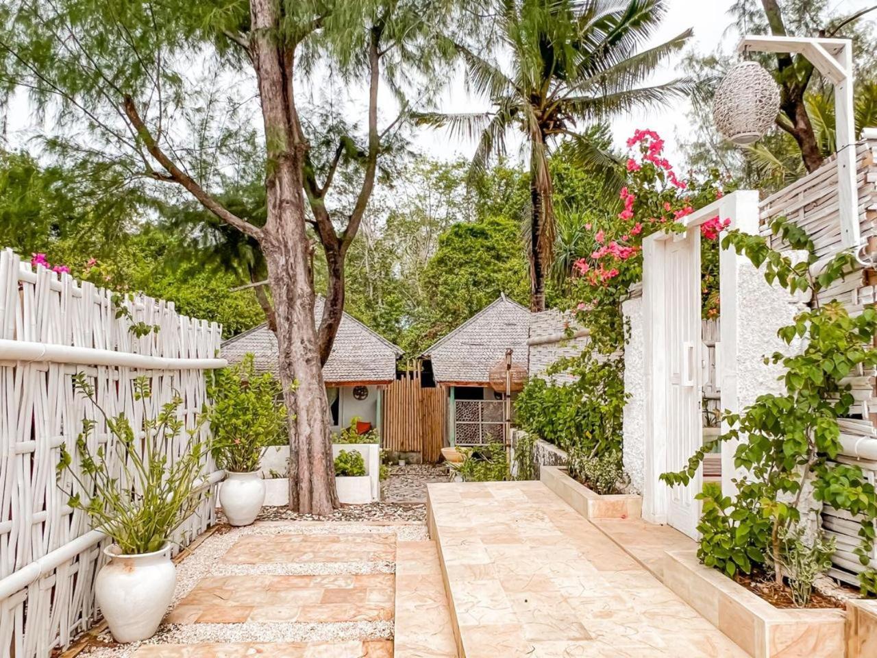 Bungalow Cafe Gili Beachfront Gili Meno Ngoại thất bức ảnh